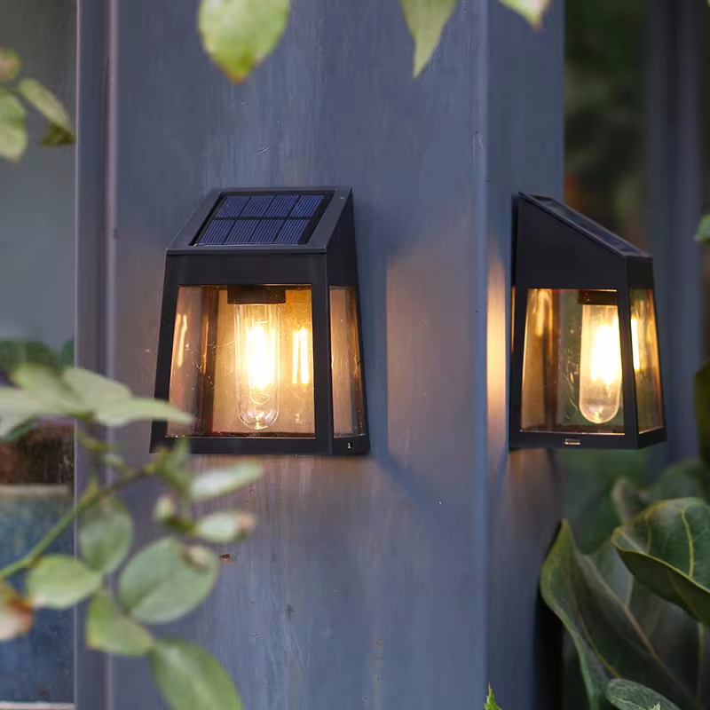 Lampa ścienna na energię słone – Outdoor Lighting With Outlet recenzja i cena